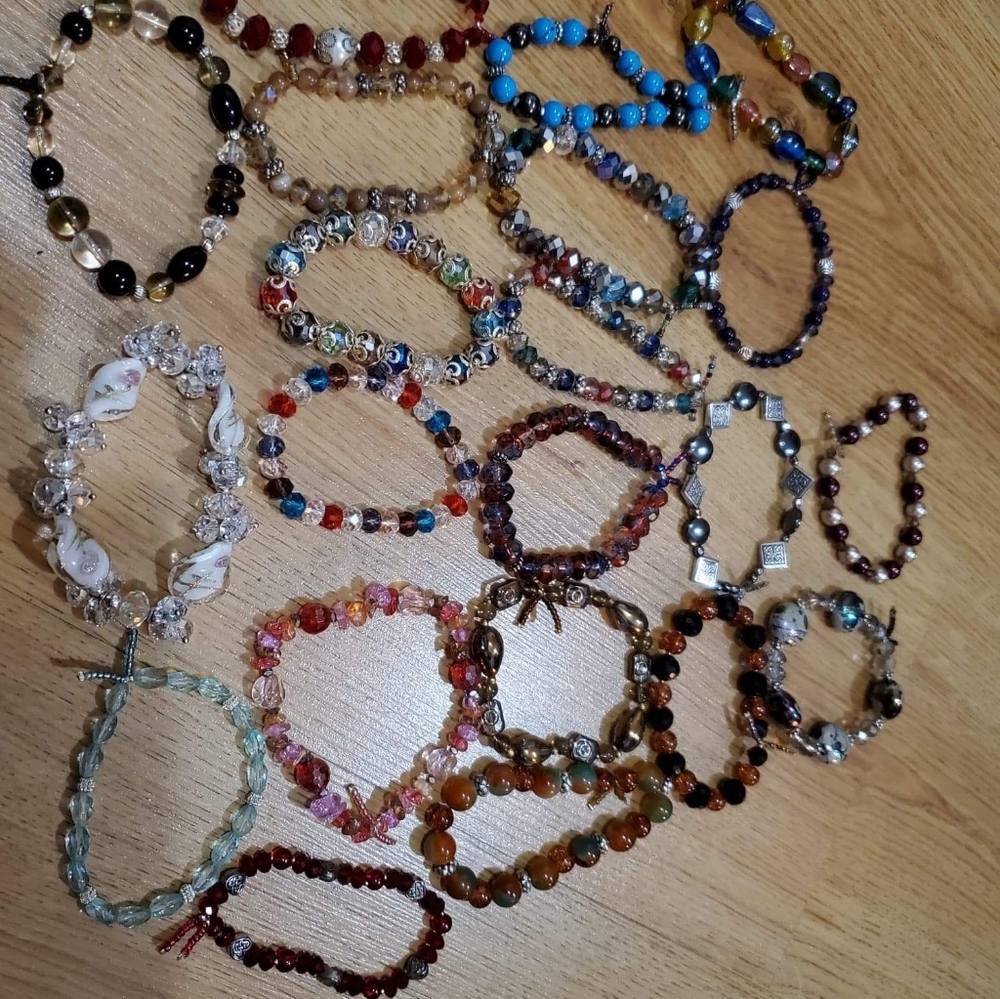 Over 20 bracelets - Picture 5 of 6